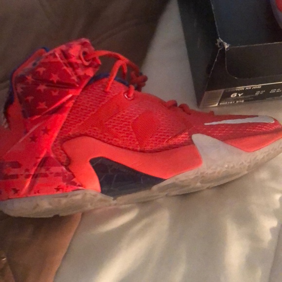 Lebron XII (GS) red -6Y - Picture 5 of 8